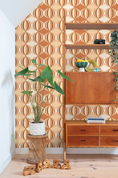 Retro-Raumszene mit gemusterten Tapeten, Holzregal, Zimmerpflanzen und Holzspielzeug