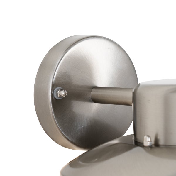 Wandhalterung für Außenleuchten aus gebürstetem Metall mit runder Montageplatte.