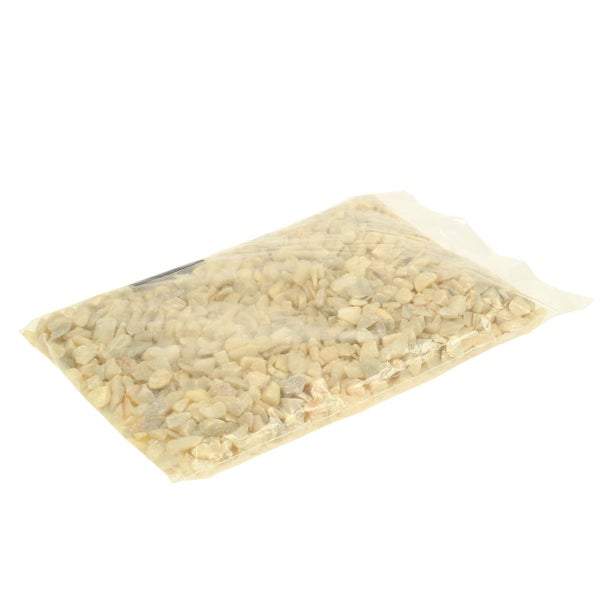 Aquarienkies in hellem Beige, verpackt in einem transparenten Kunststoffbeutel.