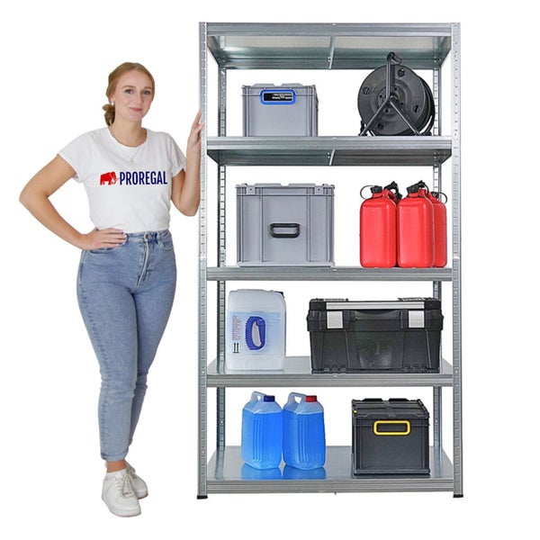 Ein Metallregal mit fünf Regalböden, gefüllt mit Aufbewahrungsboxen und anderen Gegenständen, neben einer stehenden Person.