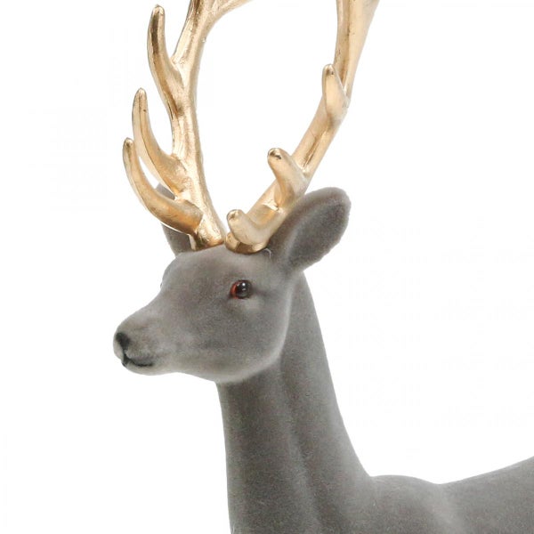 Dekorativer grauer Hirsch mit goldenem Geweih als Weihnachtsdekoration