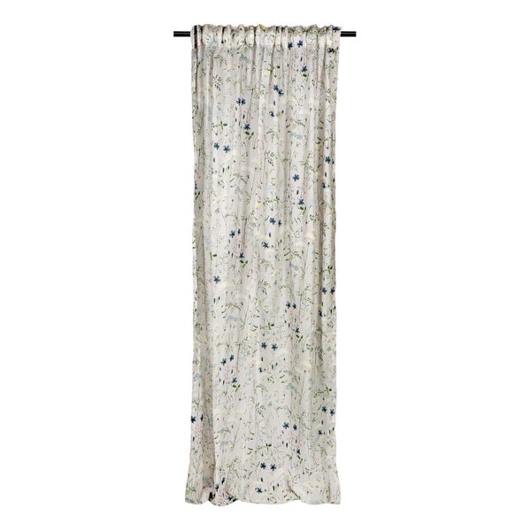 Gardine mit Blumenmuster an einer Gardinenstange