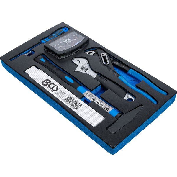 BGS Technic Werkzeugsatz in Schaumstoffeinlage mit Hammer, Wasserpumpenzange, Rollgabelschlüssel, Schraubendreher mit Bits und Gliedermaßstab.