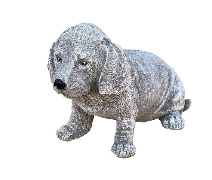 Gartenfigur Dackel-Welpe in Steinoptik, detailgetreue Hundefigur für den Außenbereich.