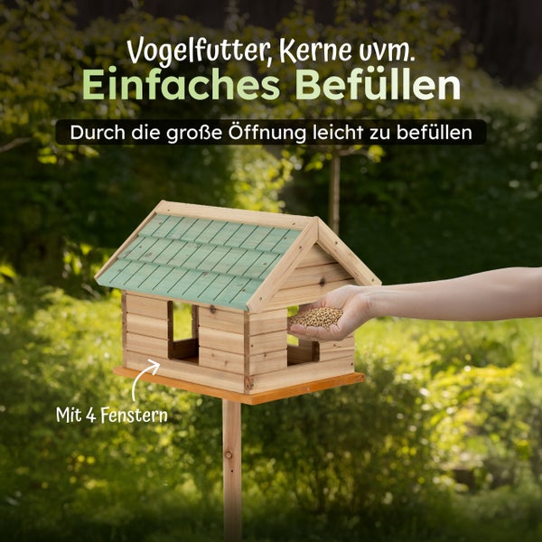 Holz Vogelhaus mit vier Fenstern und einfacher Befüllung durch eine große Öffnung auf einem Ständer im Garten.