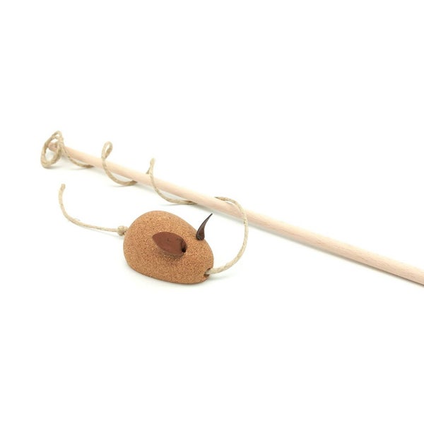 Katzenangel mit einem Stab aus Holz und einer Maus aus Kork an einer Schnur.