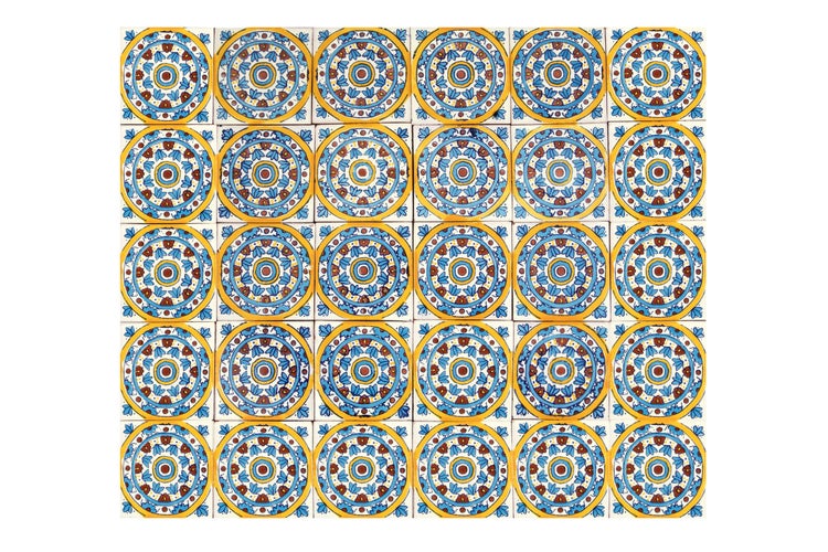 Quadratische Fliesen mit kreisförmigen floralen Mustern