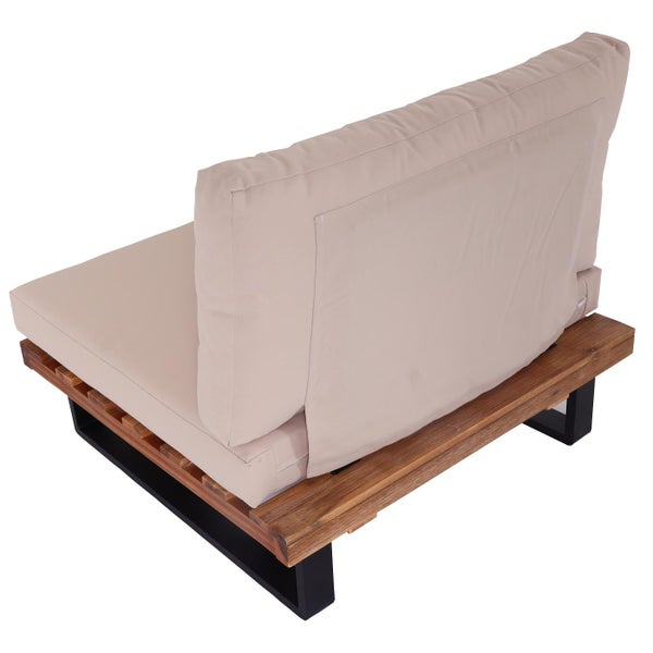 Outdoor-Lounge-Sessel mit einem Holzlattenrost, schwarzem Metallgestell und dicken beigen Sitz- und Rückenkissen.