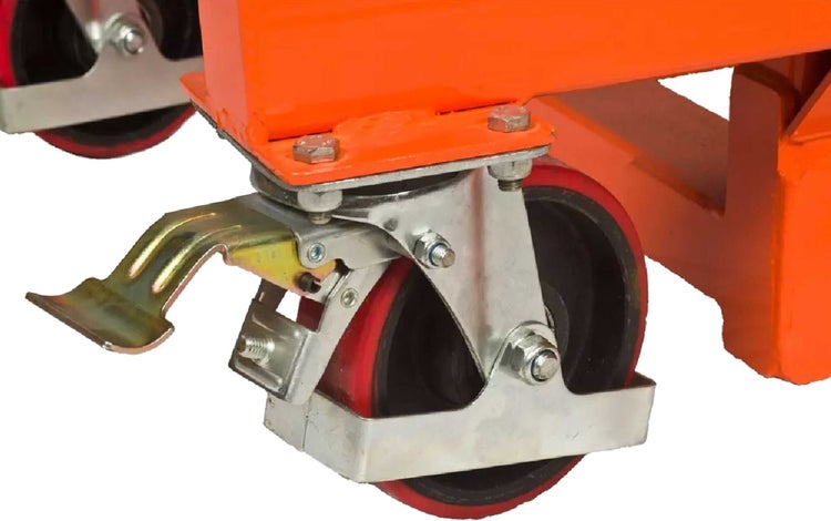 Detailansicht einer Transportrolle mit Feststellbremse an einem Werkstattwagen