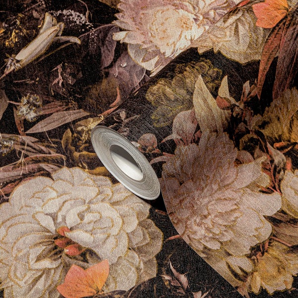 Dekoratives Interieur mit Blumendekor, Vasen und Büchern auf einem Schrank