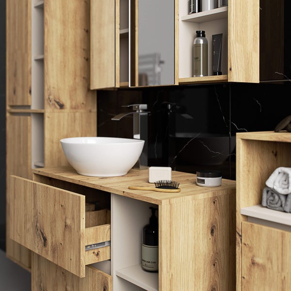 Badezimmer mit Waschtisch, Spiegel und Aufbewahrungsschränken in Holzoptik