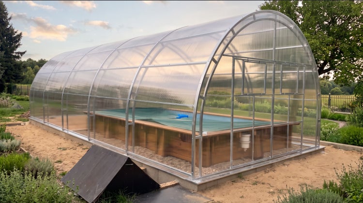 Großes Schwimmbadüberdachung aus Polycarbonat mit Metallrahmen über einem Holzpool im Garten