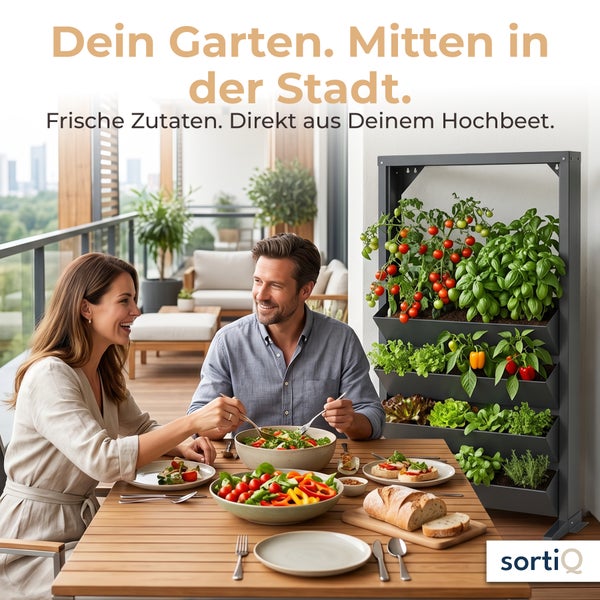Ein Paar sitzt auf einem Stadtbalkon an einem Holztisch mit frischen Lebensmitteln und einem vertikalen Hochbeet mit Gemüse und Kräutern.