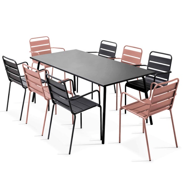 Gartenmöbel-Set mit einem großen rechteckigen Metalltisch und acht Metallstühlen mit Armlehnen in Anthrazit und Altrosa.