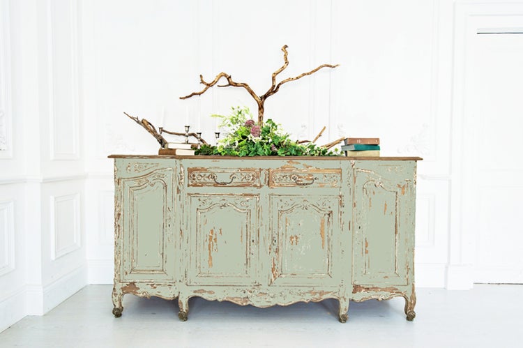 Buffetschrank im Vintage-Stil mit Schubladen, Türen und Dekorationsgegenständen auf der Oberseite