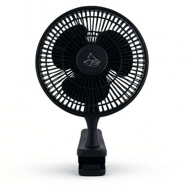 Schwarzer Klemmventilator mit Schutzgitter, verstellbarem Kopf und RAM Logo.