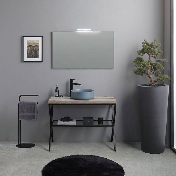 Modernes Badezimmer mit Waschtisch, Spiegel, Handtuchhalter und Zimmerpflanze