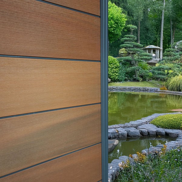 Holzzaun mit Gartenteich und japanischem Garten im Hintergrund