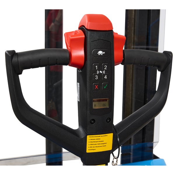 Detailansicht der Bedienelemente einer Maschine mit Not-Aus-Schalter, USB-Anschluss und Startknopf.