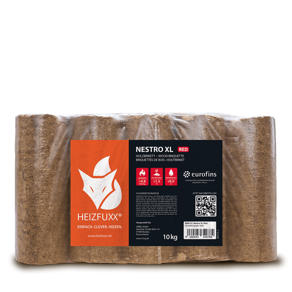 Heizfuxx Holzbriketts Nestro XL Red, 10 Kilogramm Packung. Zylindrische Holzbriketts in Folie mit Angaben zu Heizwert und Qualität, Heizfuxx Logo.