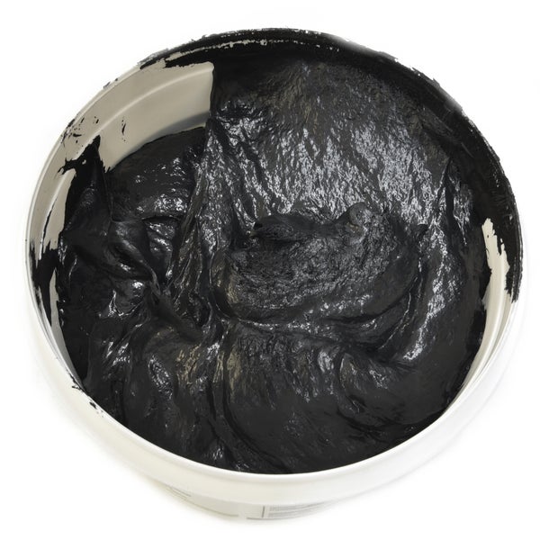 Schwarze Dichtmasse in einem Eimer