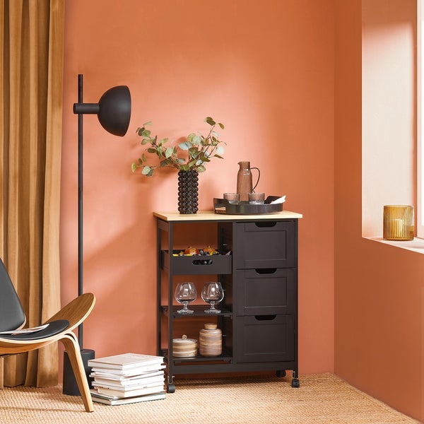 Servierwagen mit Schubladen und Regalen in einem wohnlichen Ambiente