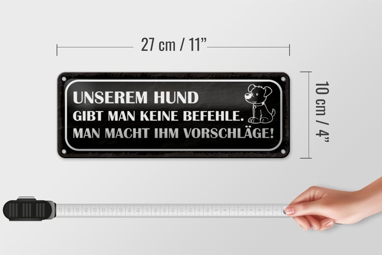 Blechschild Spruch 27x10cm unserem Hund gibt keine Befehle schwarzes Schild