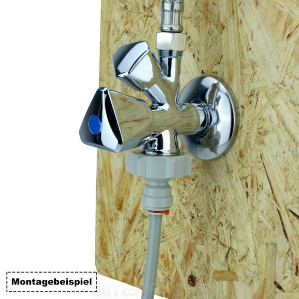 Kombi Eckventil aus Metall mit zwei Anschlüssen für Waschmaschine und Wasserhahn montiert auf Holzplatte als Installationsbeispiel