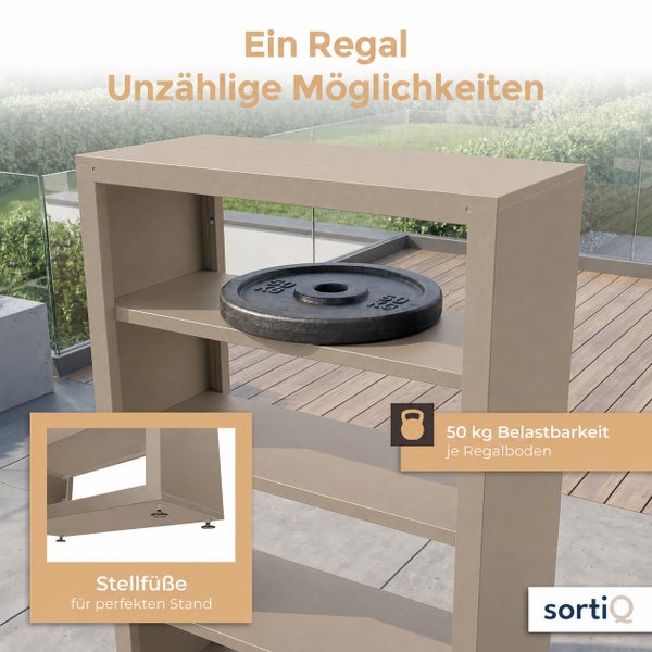 SortiQ Metallregal mit verstellbaren Stellfüßen für stabilen Stand und einer Fachbodenbelastung von 50 Kilogramm auf einer Terrasse.