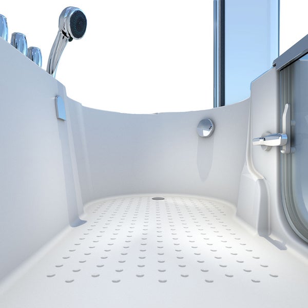 Innenansicht einer barrierefreien Sitzbadewanne mit rutschfester Bodenstruktur, verchromter Handbrause und seitlicher Einstiegstür.