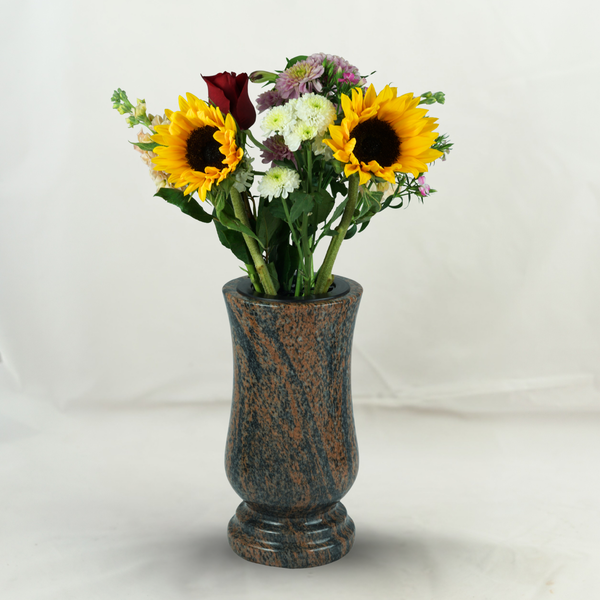 Grabvase aus Naturstein mit Blumenschmuck