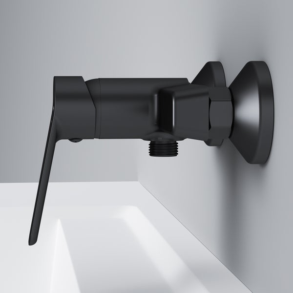 Schwarze Einhebel-Duscharmatur zur Wandmontage, moderner Brausemischer aus Metall.