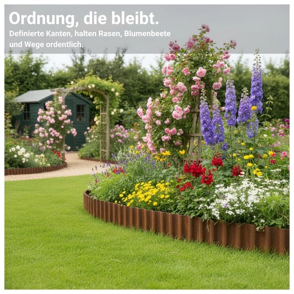 Wellenförmige Beeteinfassung aus Metall trennt eine blühende Rabatte von einer Rasenfläche in einem gepflegten Garten.