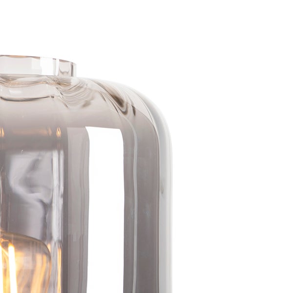 Detailansicht einer Lampe mit Rauchglas