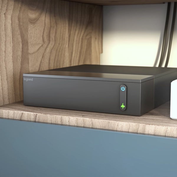 Legrand Logo, schwarzer Stromverteiler im Regal