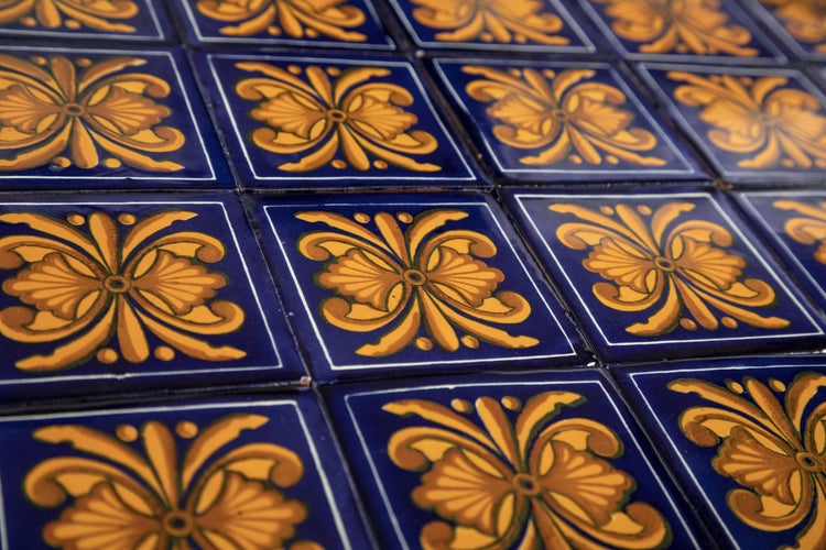 Nahaufnahme von mehreren quadratischen Zierfliesen mit Blumenmuster