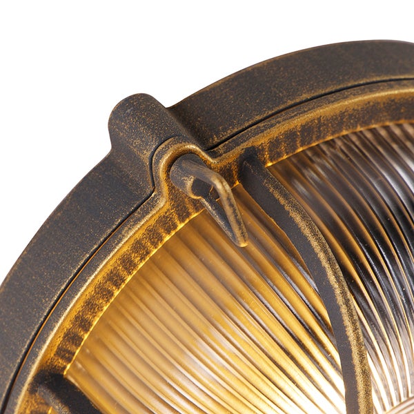 Detail einer Außenwandleuchte mit geripptem Glas und antikem Metallgehäuse.