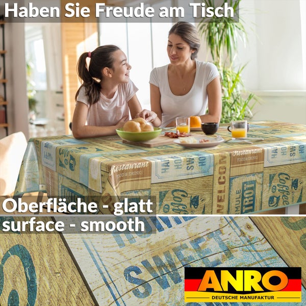Mutter und Tochter sitzen an einem Tisch mit einer beschichteten Tischdecke mit Restaurantmotiven.