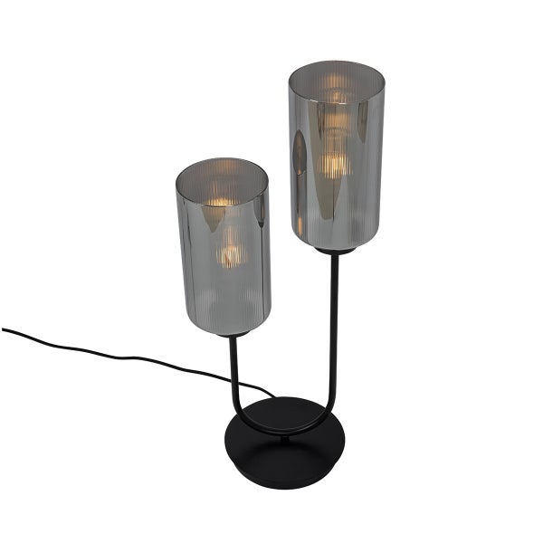 Zweiflammige Tischleuchte mit schwarzen Metallstäben, runder Basis und geriffelten Zylinderschirmen aus Rauchglas.