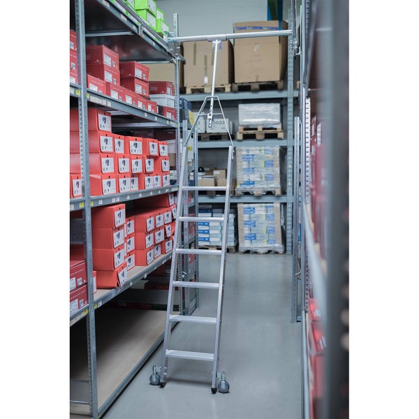 Regalleiter im Lager mit Regalen voller Produkte