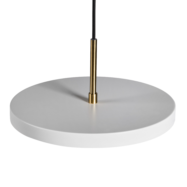 Moderne Pendelleuchte mit flachem rundem Lampenschirm und metallischem Verbindungsstück an schwarzer Zuleitung.