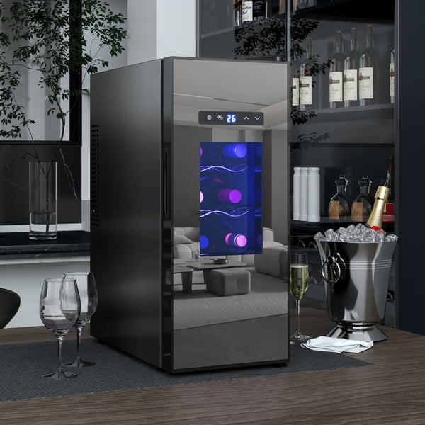 Freistehender Weinkühlschrank mit Glastür, digitaler Temperaturanzeige und Innenbeleuchtung auf einem Holztisch neben Weingläsern.
