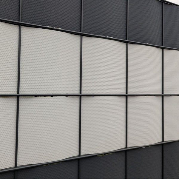 Detailansicht eines Zauns mit Sichtschutzstreifen