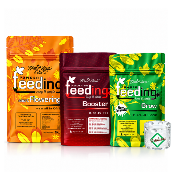 Set mit drei Green House Feeding Pflanzendüngern als Pulver Short Flowering Booster und Grow inklusive eines kleinen Messbechers aus Glas