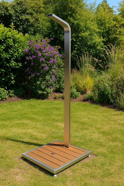 Moderne Gartendusche aus Edelstahl mit Bodenplatte in Holzoptik auf einer Rasenfläche im Garten.