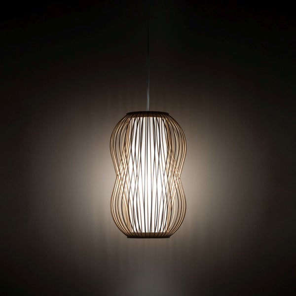 Pendelleuchte mit Holzstreben und hellem Lampenschirm