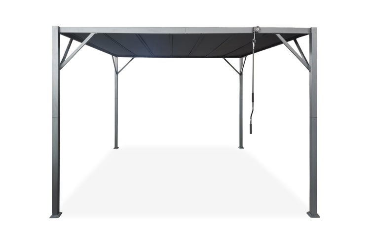 Gusseiserner Kochtopf mit Deckel und Krautwickel auf einem Holztisch