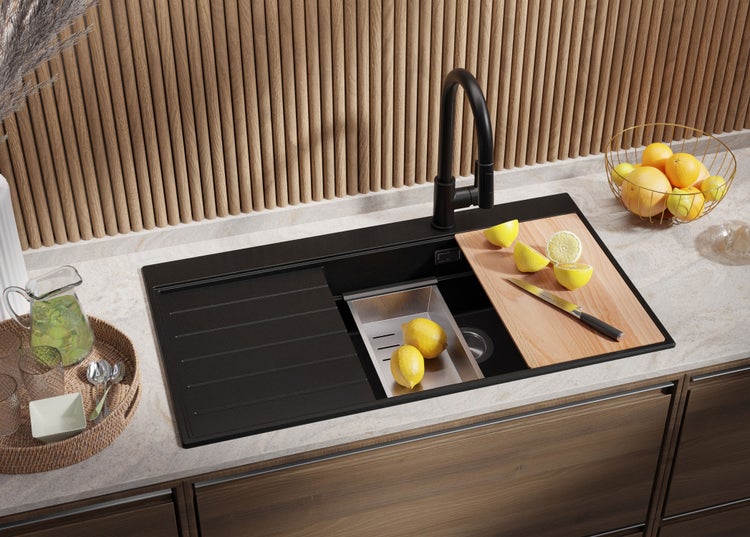 Küchenszene mit schwarzem Spülbecken, Armatur und Zubehör auf einer Arbeitsplatte