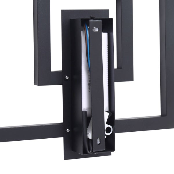 Detailansicht der Wandhalterung und Innenverkabelung einer schwarzen Metallwandleuchte mit Transformator und Anschlusskabeln.