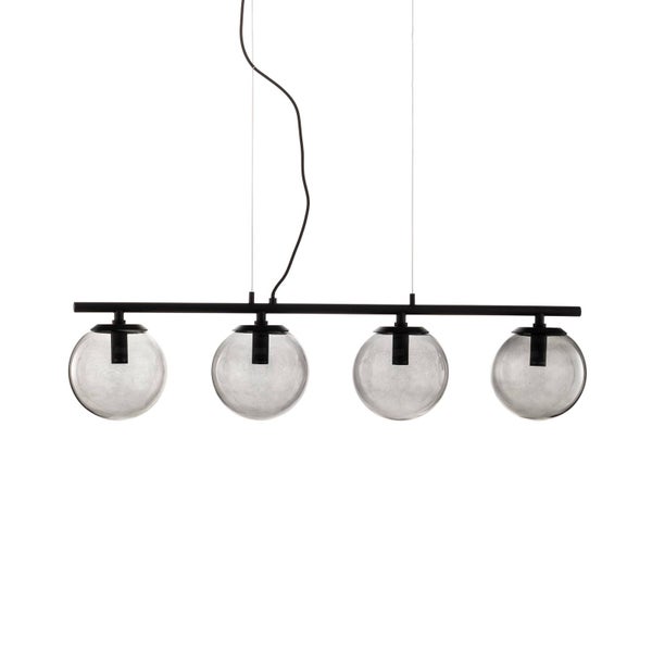 Pendelleuchte mit vier runden Glasschirmen an einer schwarzen Metallstange.